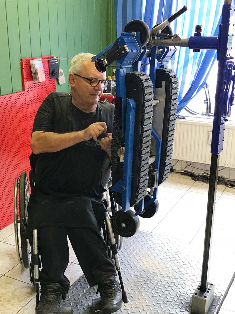 In der AGIAX Werkstatt in Köln: Wartung eines FT1 Rollstuhl Kettenaufsatz